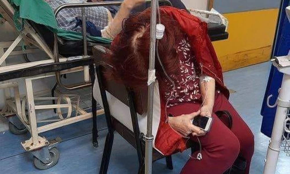 Ευαγγελισμός: Γυναίκα με κορονοϊό καταρρέει σε καρέκλα